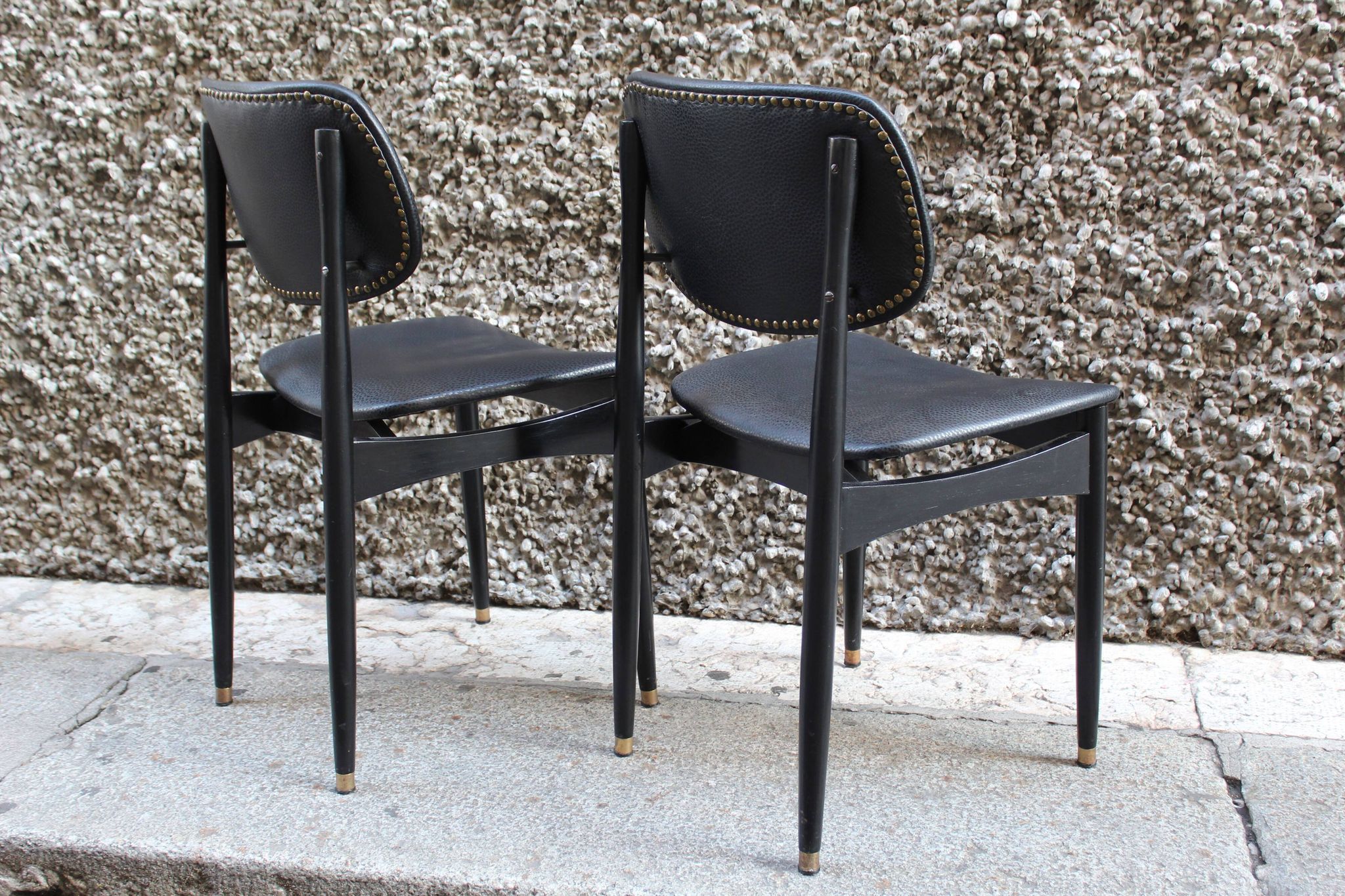 Pair of vintage Cassina office chairs in black leather, Italy 1950, in excellent condition.