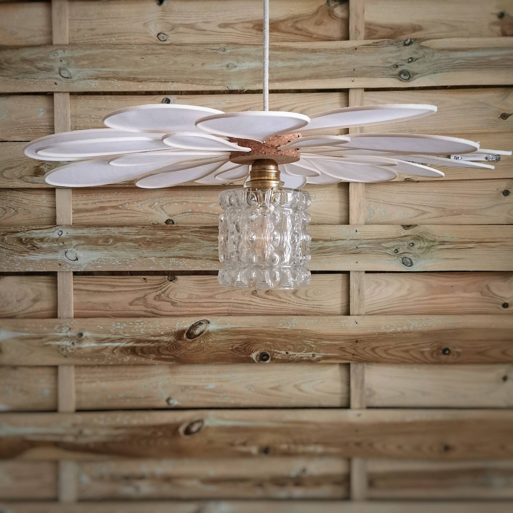 Suspension flower petals in rattan, white linen and vintage glass globe