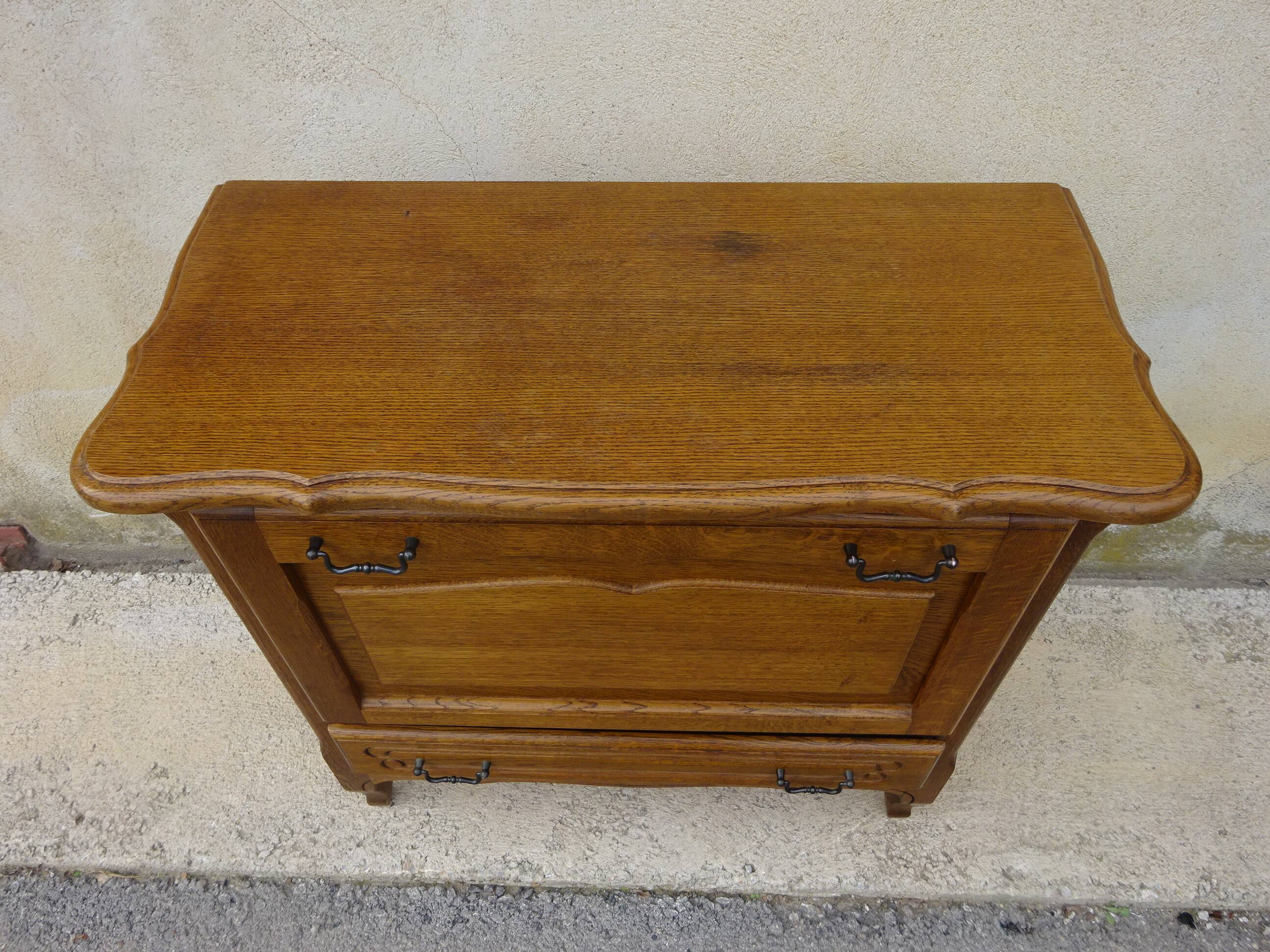 Small oak sideboard, 1 drop-down door and 1 drawer.