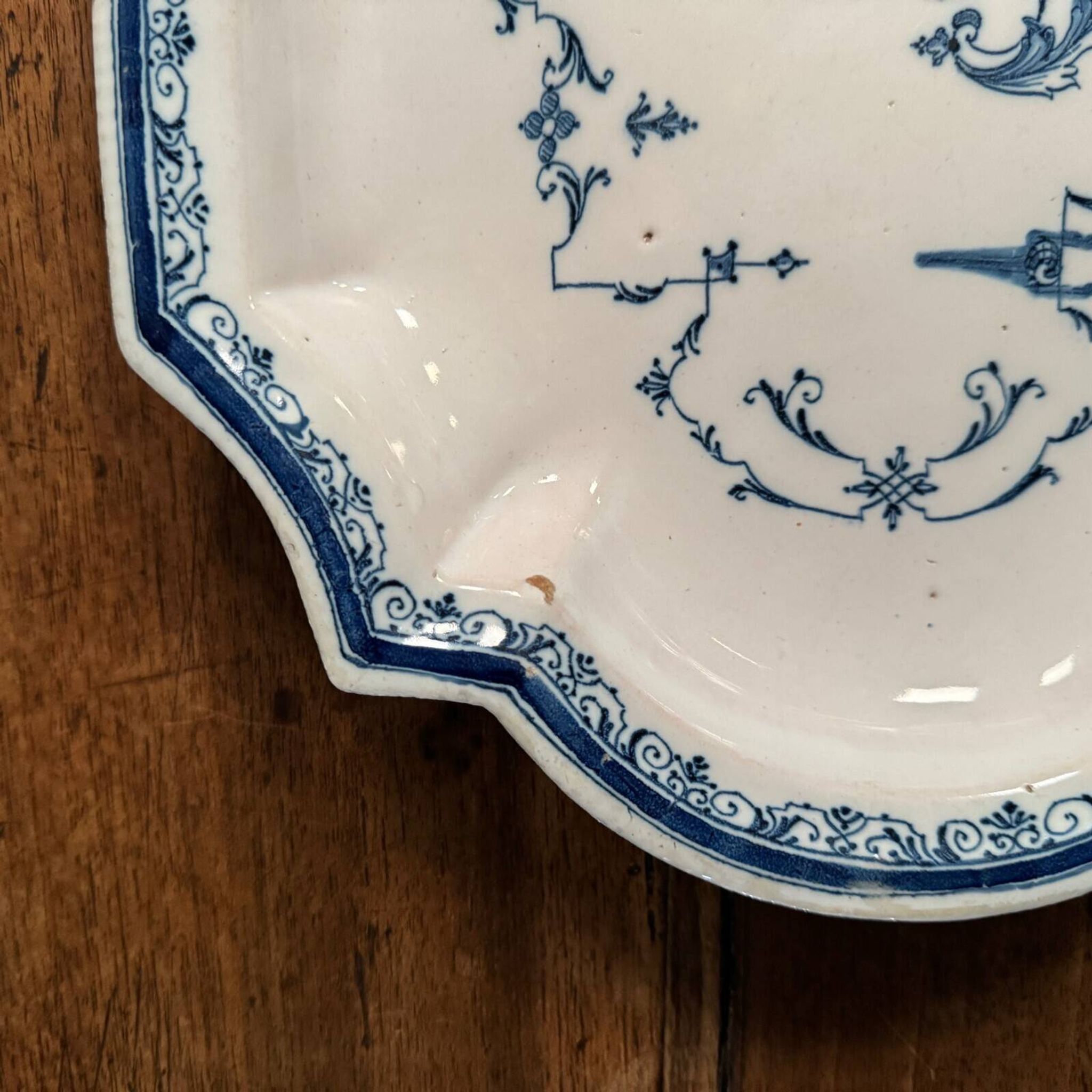 Plat ovale en faïence de Moustiers camaïeu bleu