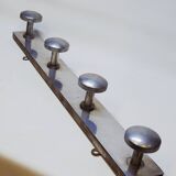 Porte manteau rétro vintage 4 patères en aluminium sur structure en bois