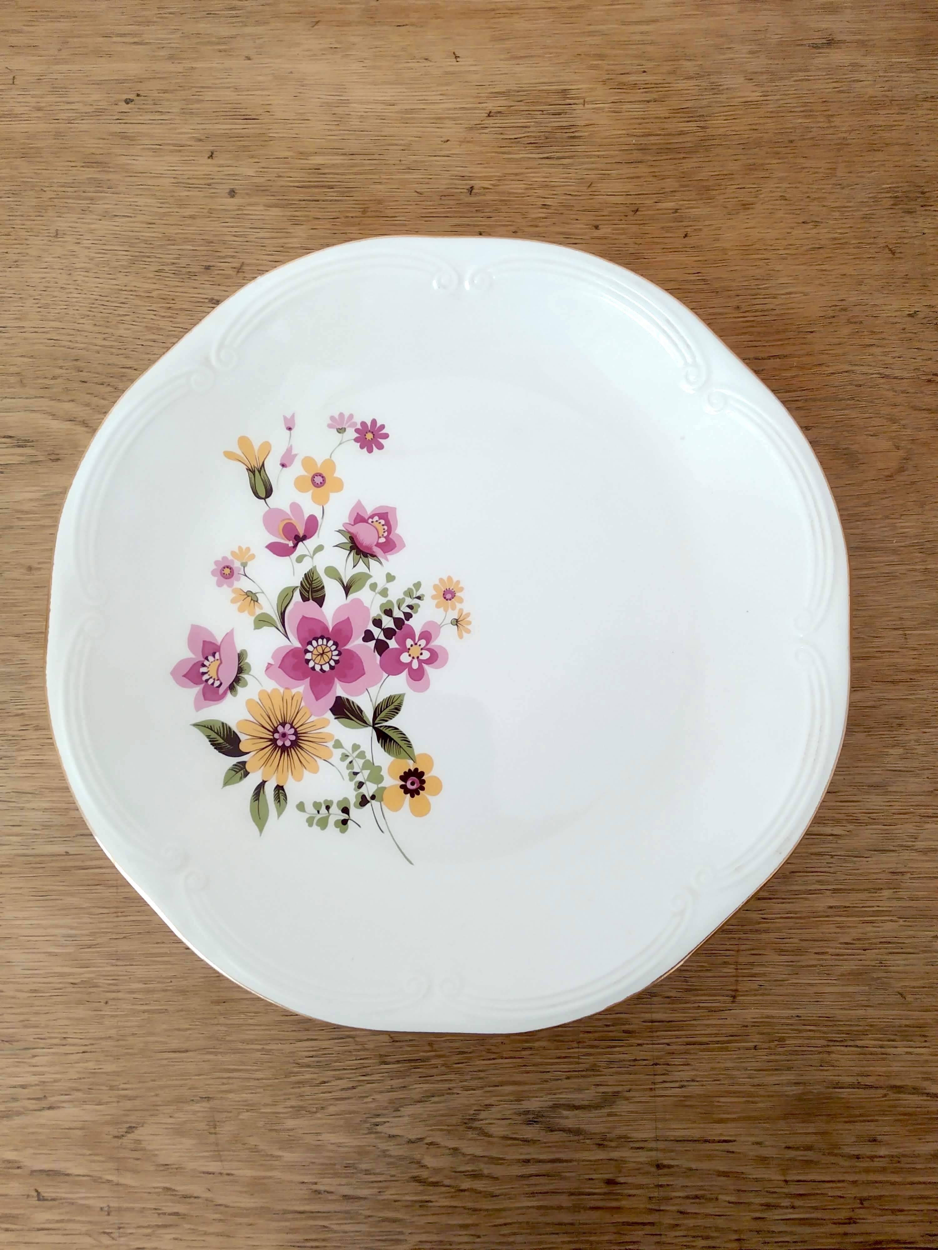 3 Gien Vintage 70 earthenware dishes, floral pattern