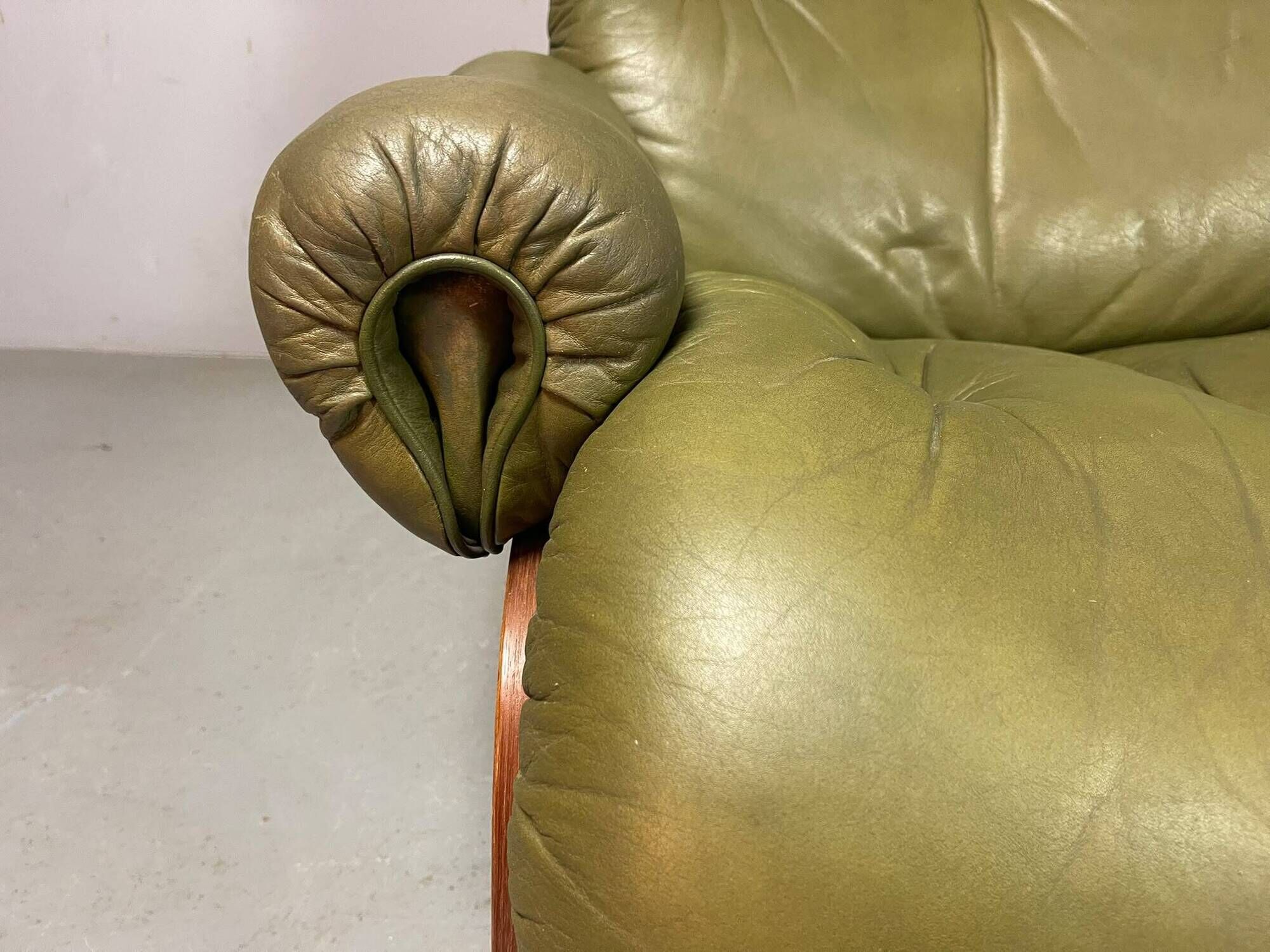 Supercomfy Scandinavian Rybo Rykken Olivegreen Leather 2-Seater Ry-Wing