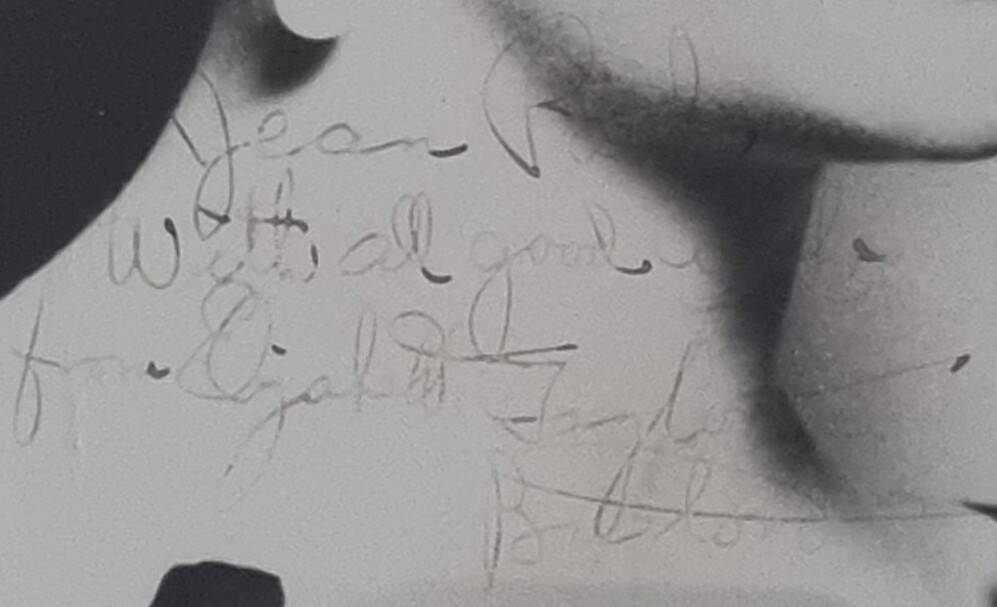 Signed photograph of Elizabeth Taylor, framed silver print 32x37 cm.