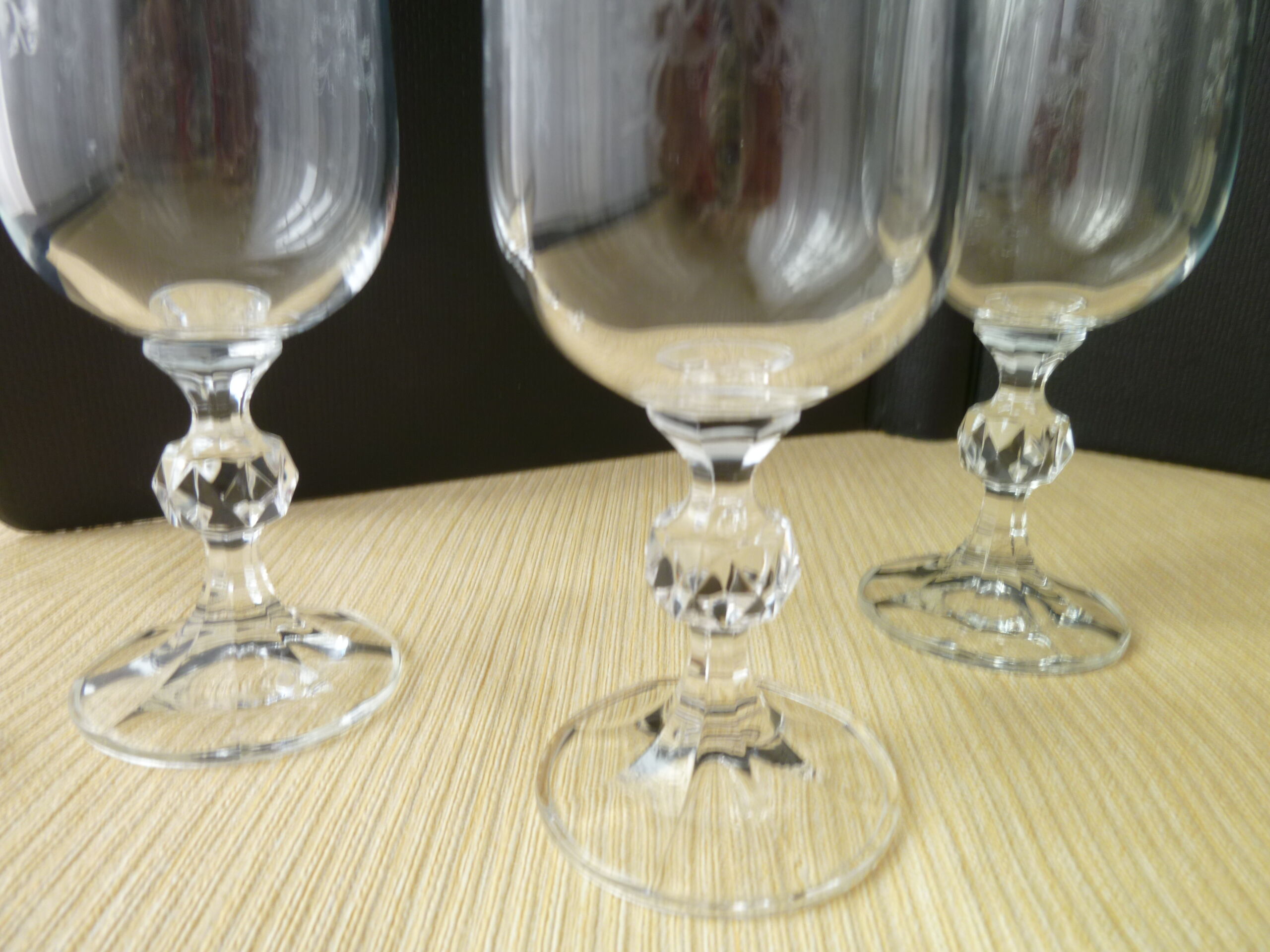 Set of 5 champagne flutes in crystalline engraved decoration and button leg