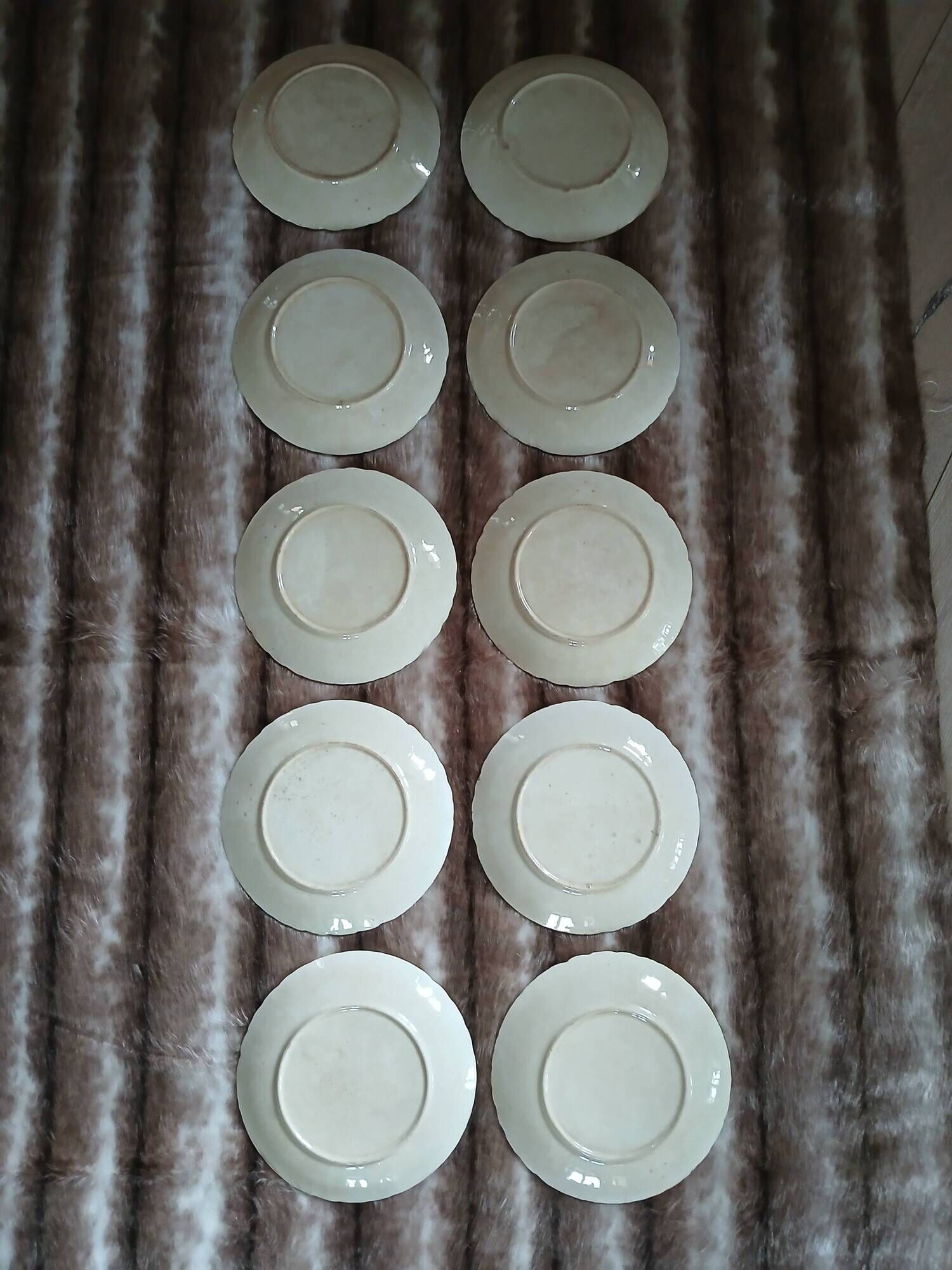 10 assiettes très anciennes en barbotine 