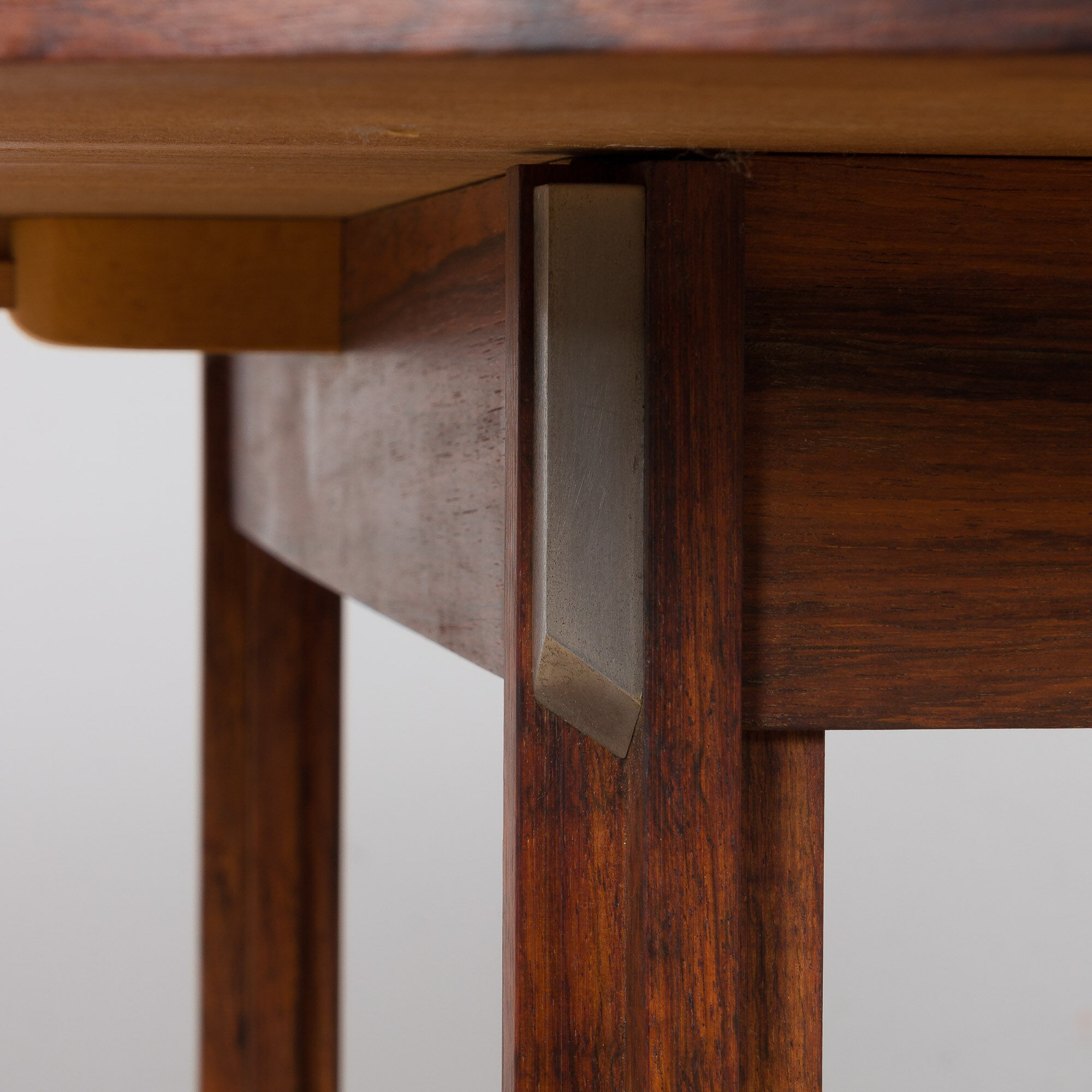 Italian mid century round extension dining table in Rosewood by Stildomus