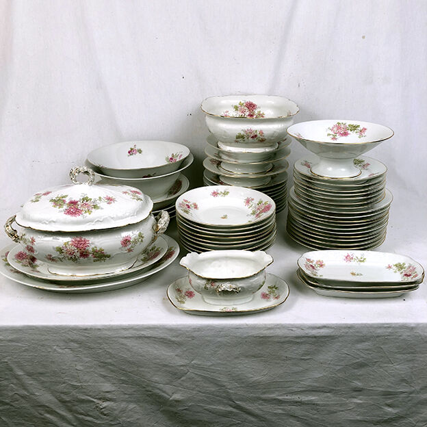 Limoges porcelain service decorated with flowers, mid XXth 57 pieces