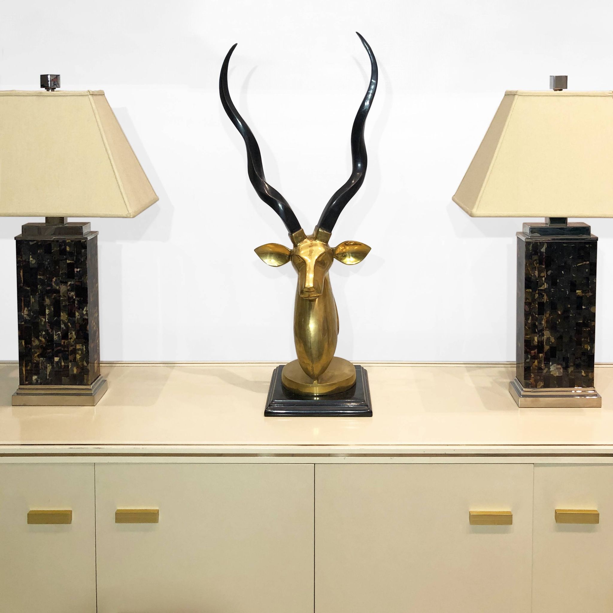 Sculpture en laiton et marbre de la tête d'antilope koudou des années 1970
