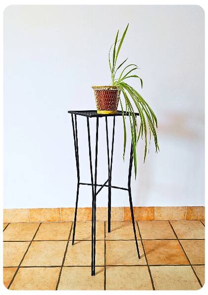 Sellette carrée en métal perforé noir attribuée à Mathieu Matégot