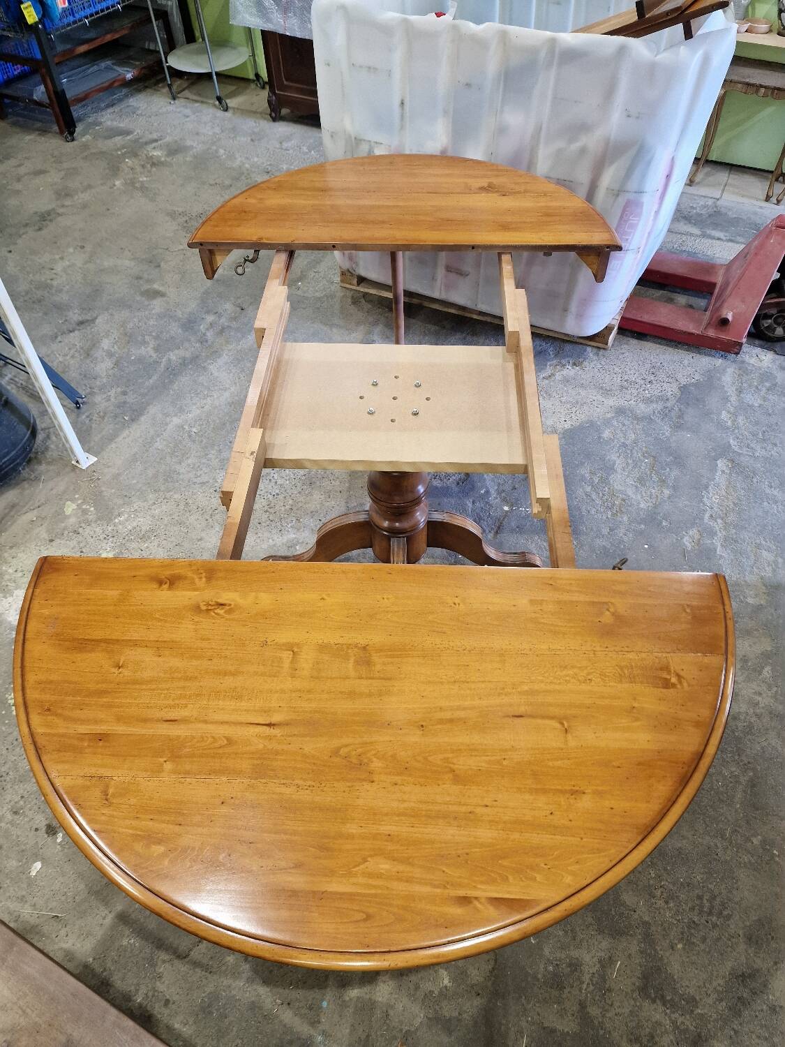 Extendable Round Table in Solid Oak – Classic Style &