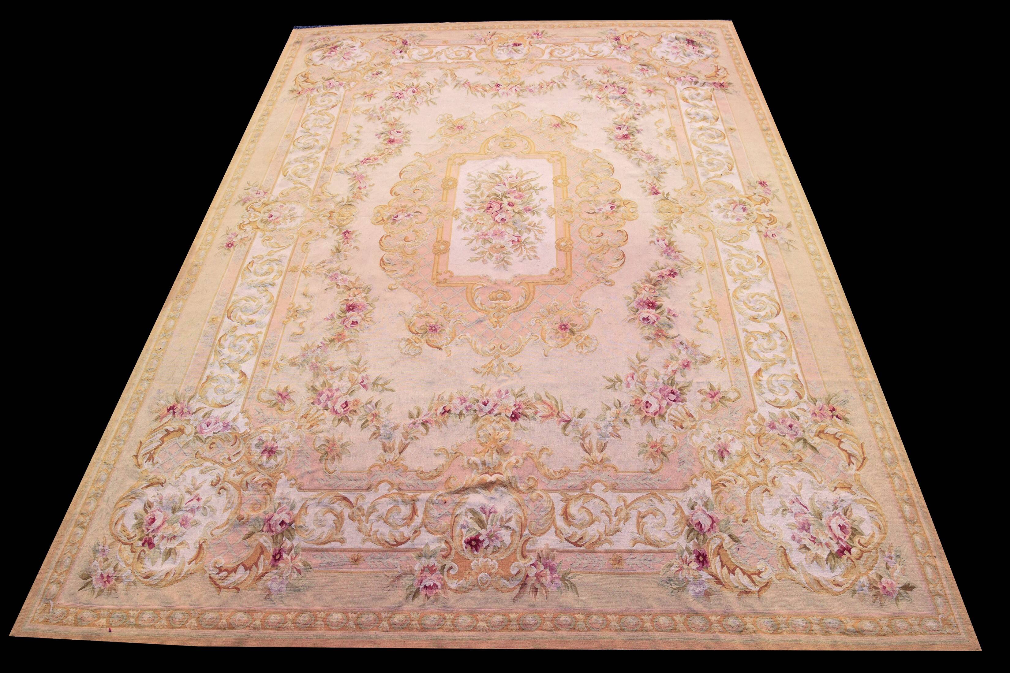 Aubusson style rug - Size: 375 x 275 cm - "Galerie Saedje"