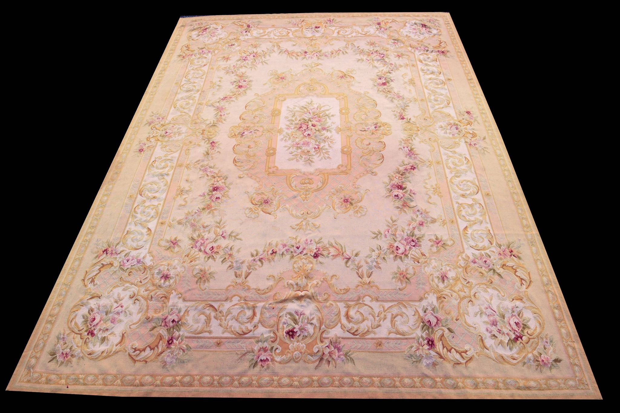 Aubusson style rug - Size: 375 x 275 cm - "Galerie Saedje"