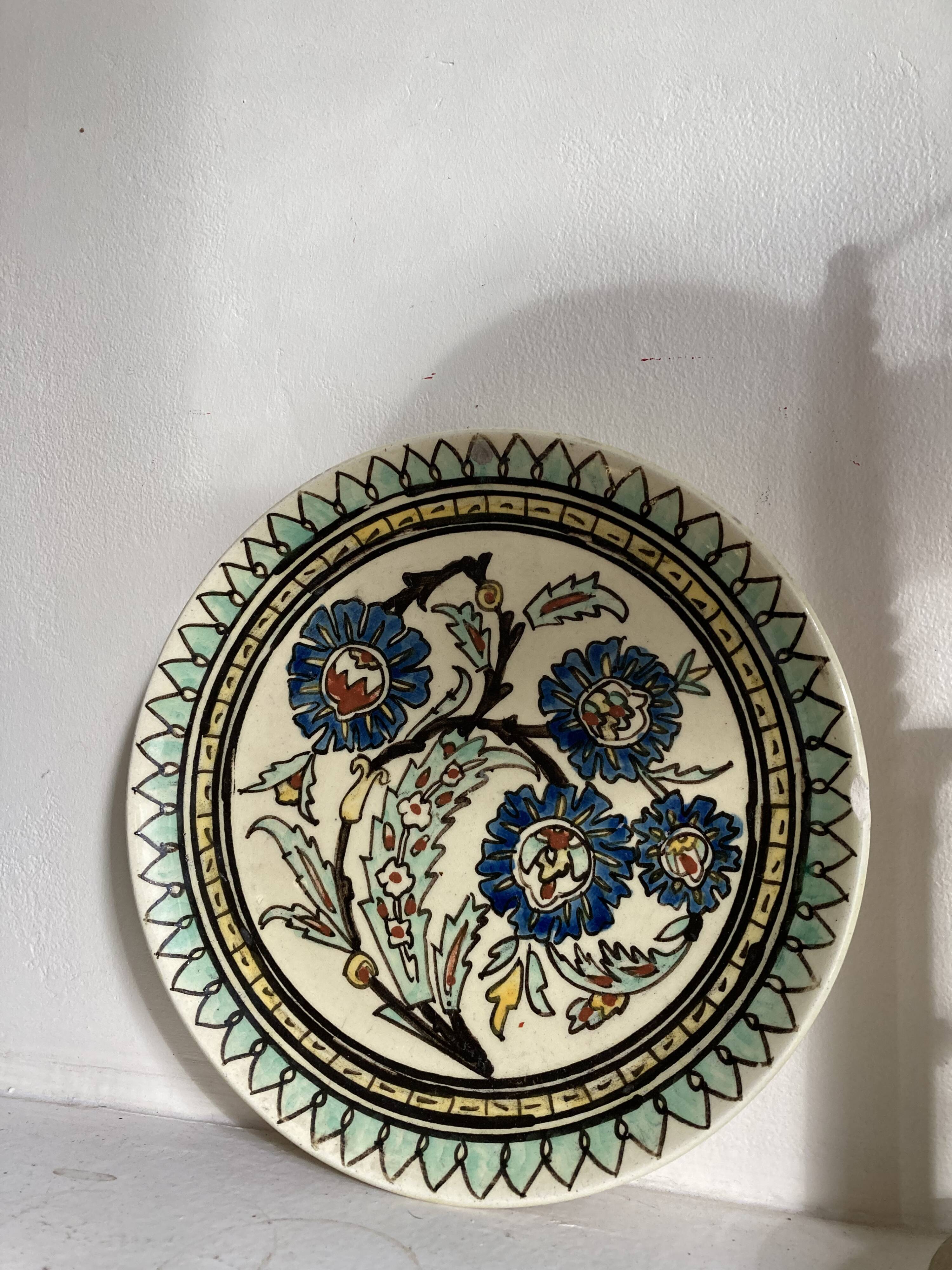 Assiette décorative à décor de fleurs vert