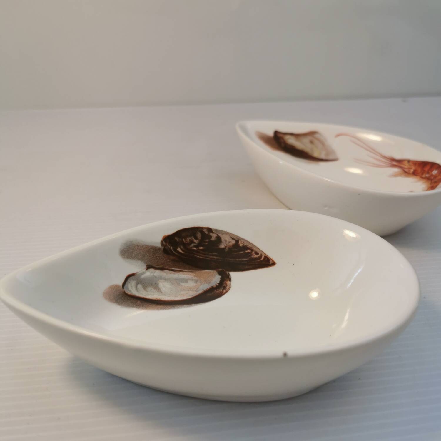 Set of 3 vintage 70s bowls with shellfish motifs. Glazed porcelain