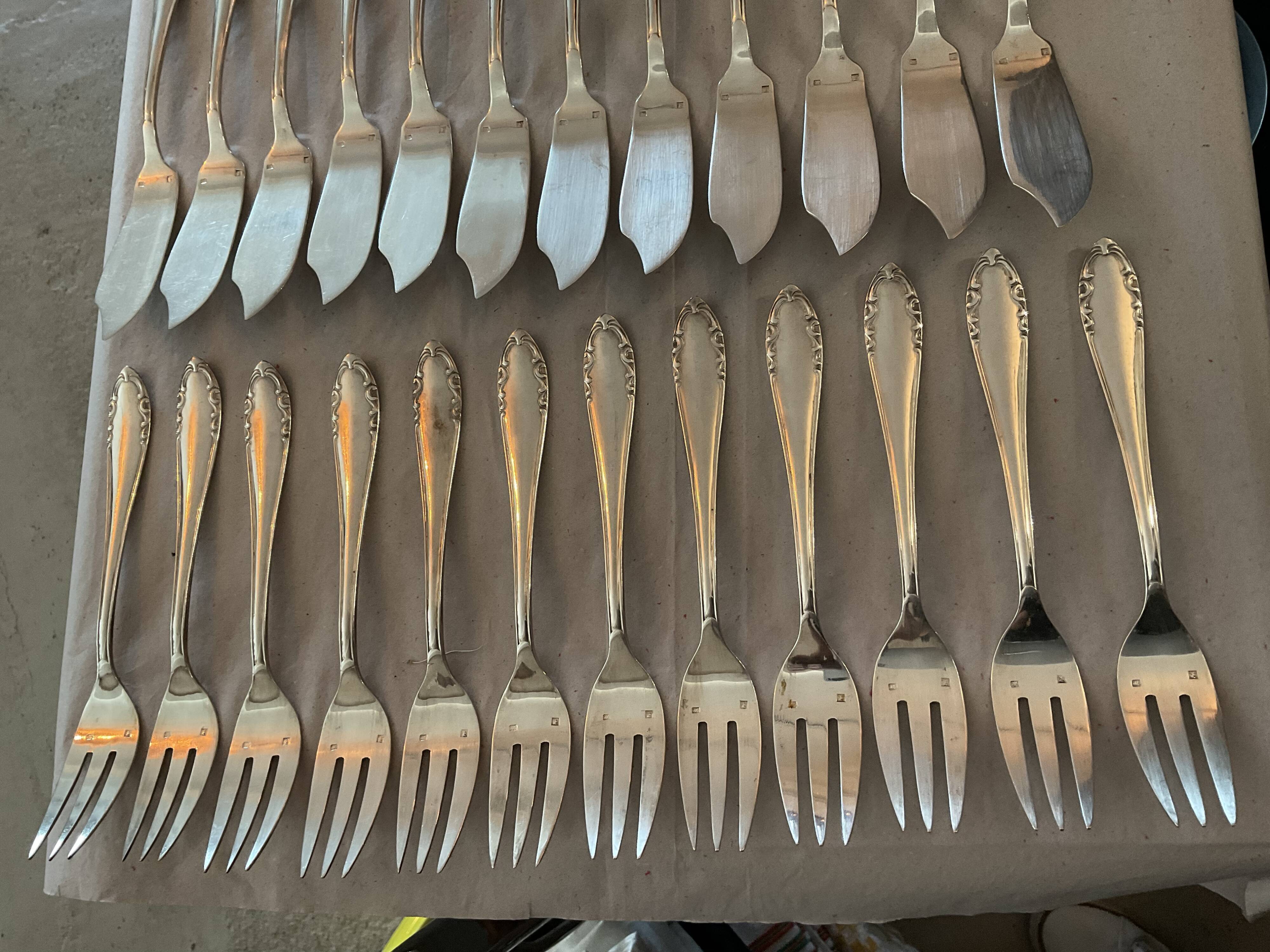 Box 24 cutlery fish .silver metal