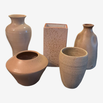 Série de 5 vases vintage en céramique beige