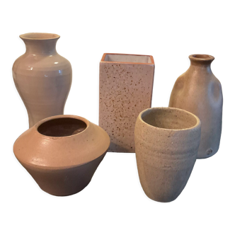 Série de 5 vases vintage en céramique beige