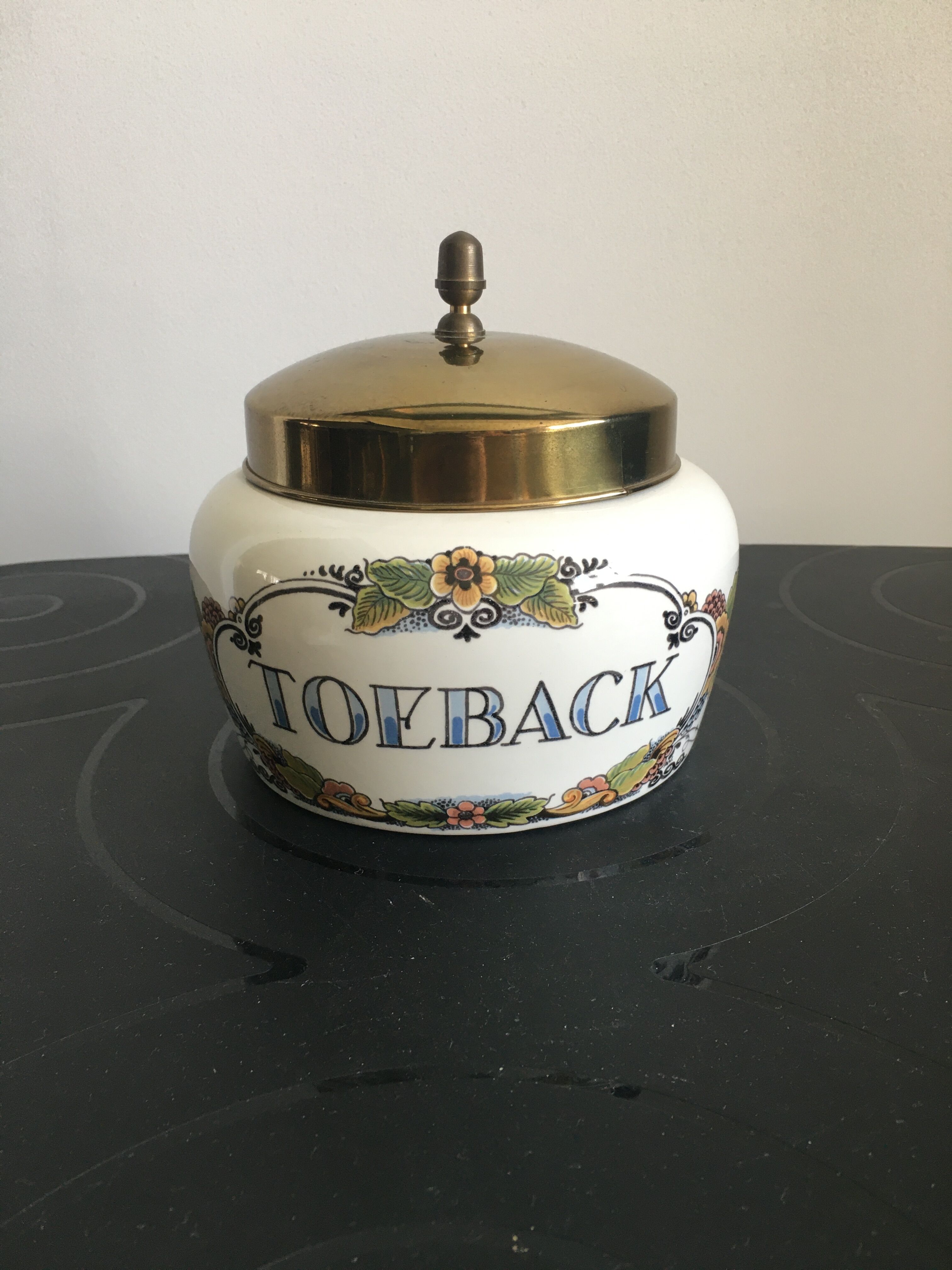Porcelain tobacco jar from Delfts