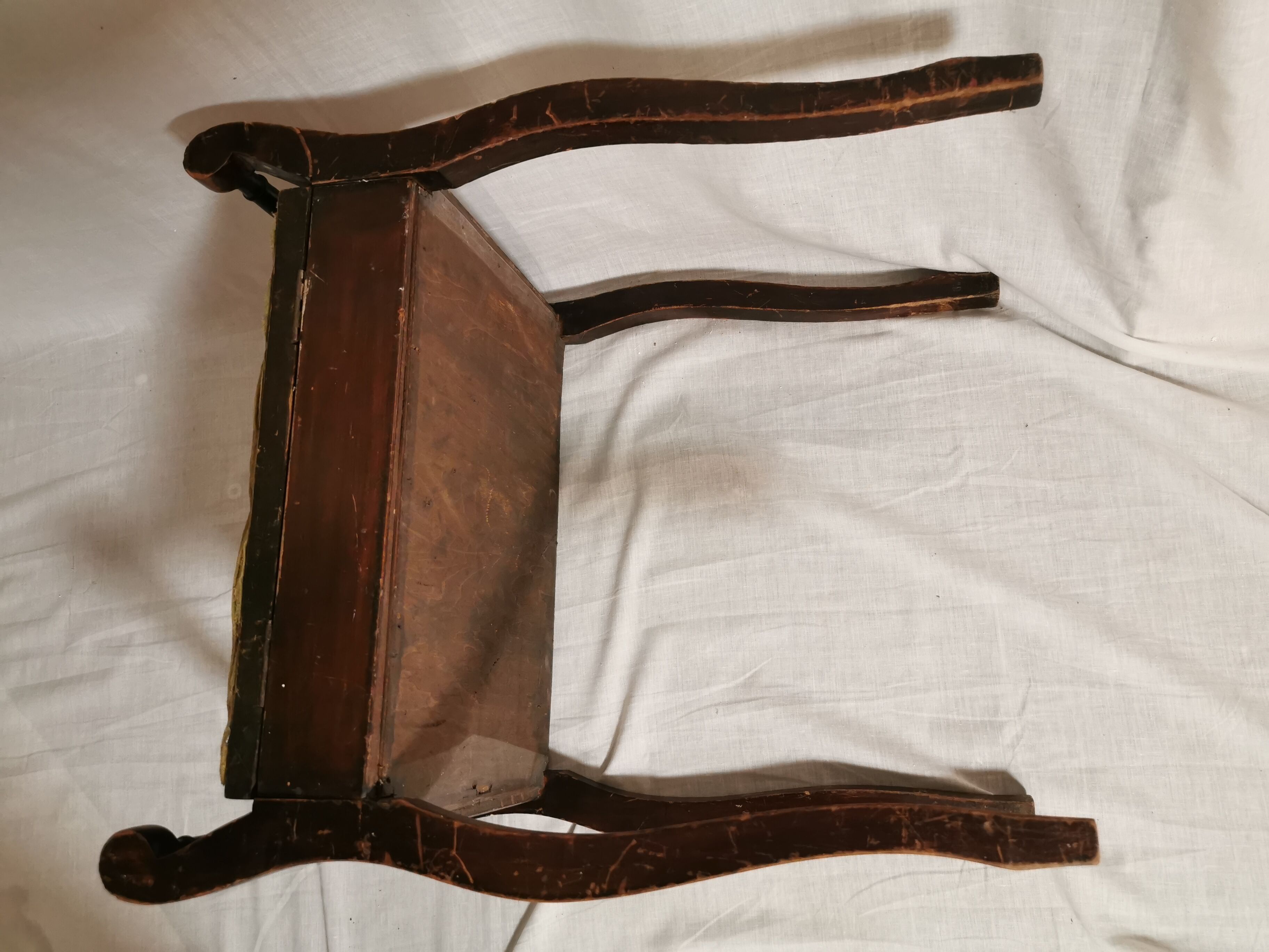 Old piano snuff with partition chest