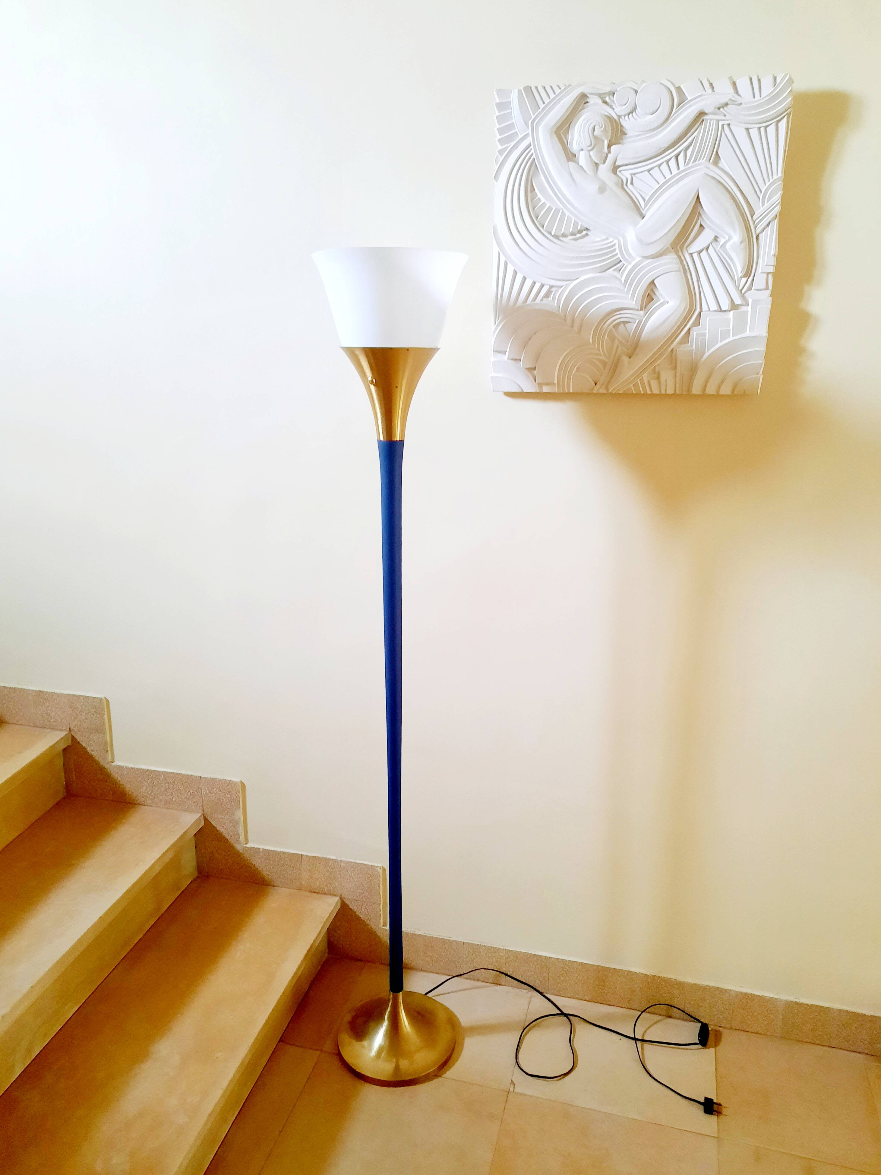 Torchiere floor lamp