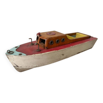 Navigable wooden speedboat