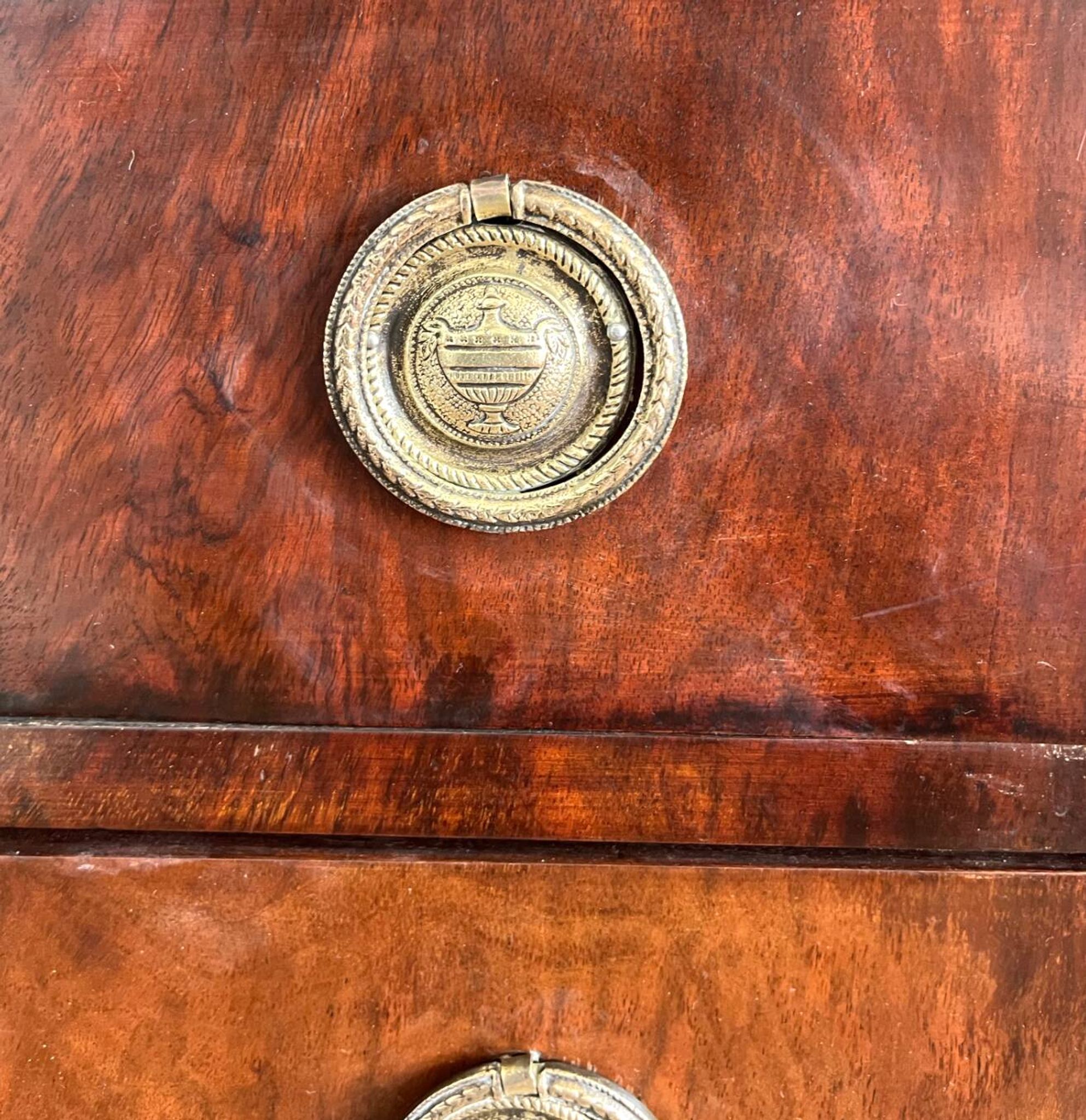 Commode en plaquage de bois de style Louis XVI et plateau en marbre