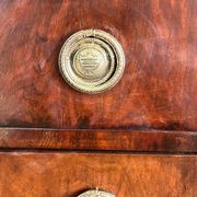 Commode en plaquage de bois de style Louis XVI et plateau en marbre