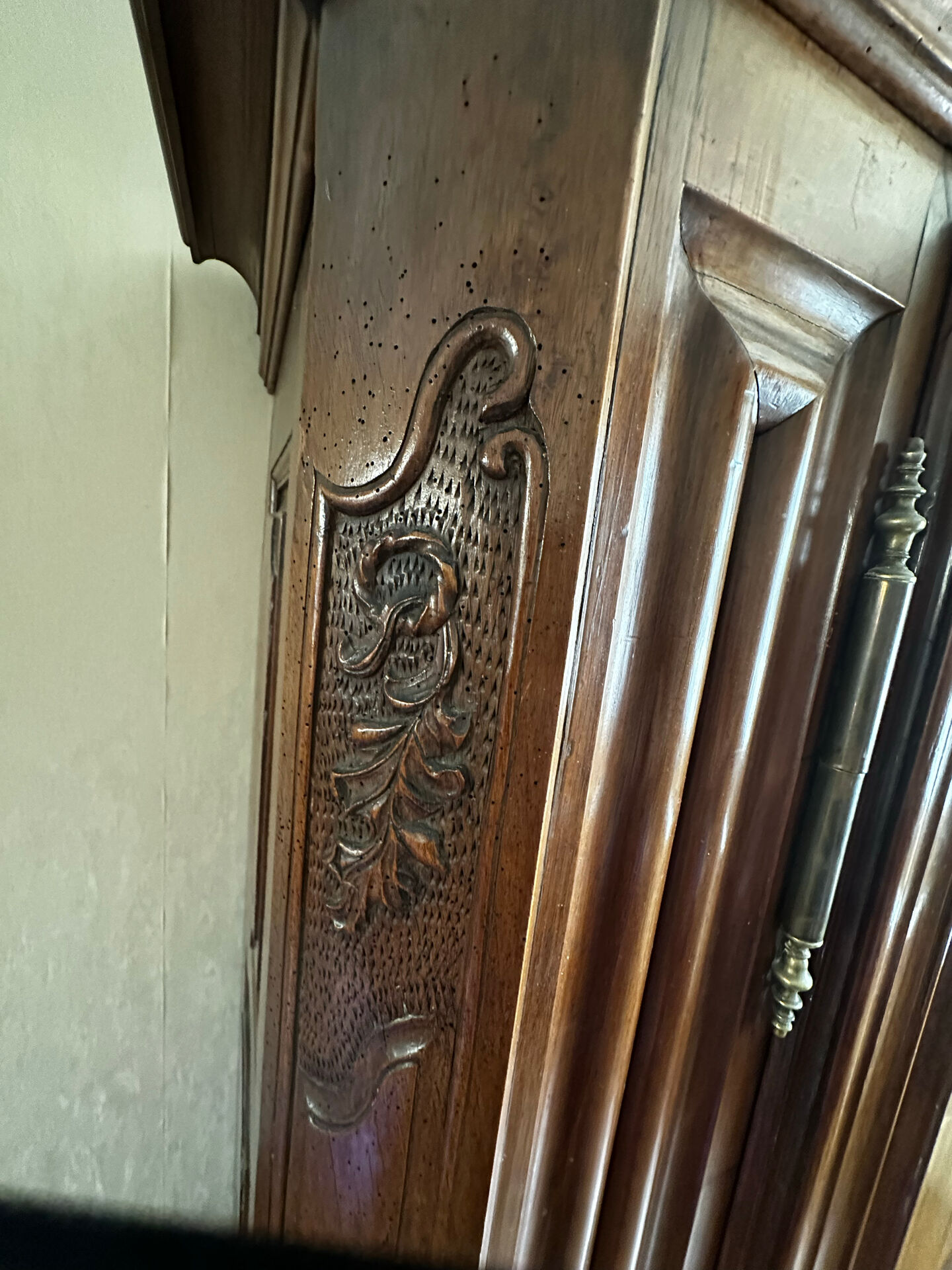 Large Alsatian Louis XV wardrobe in solid walnut – 18th century