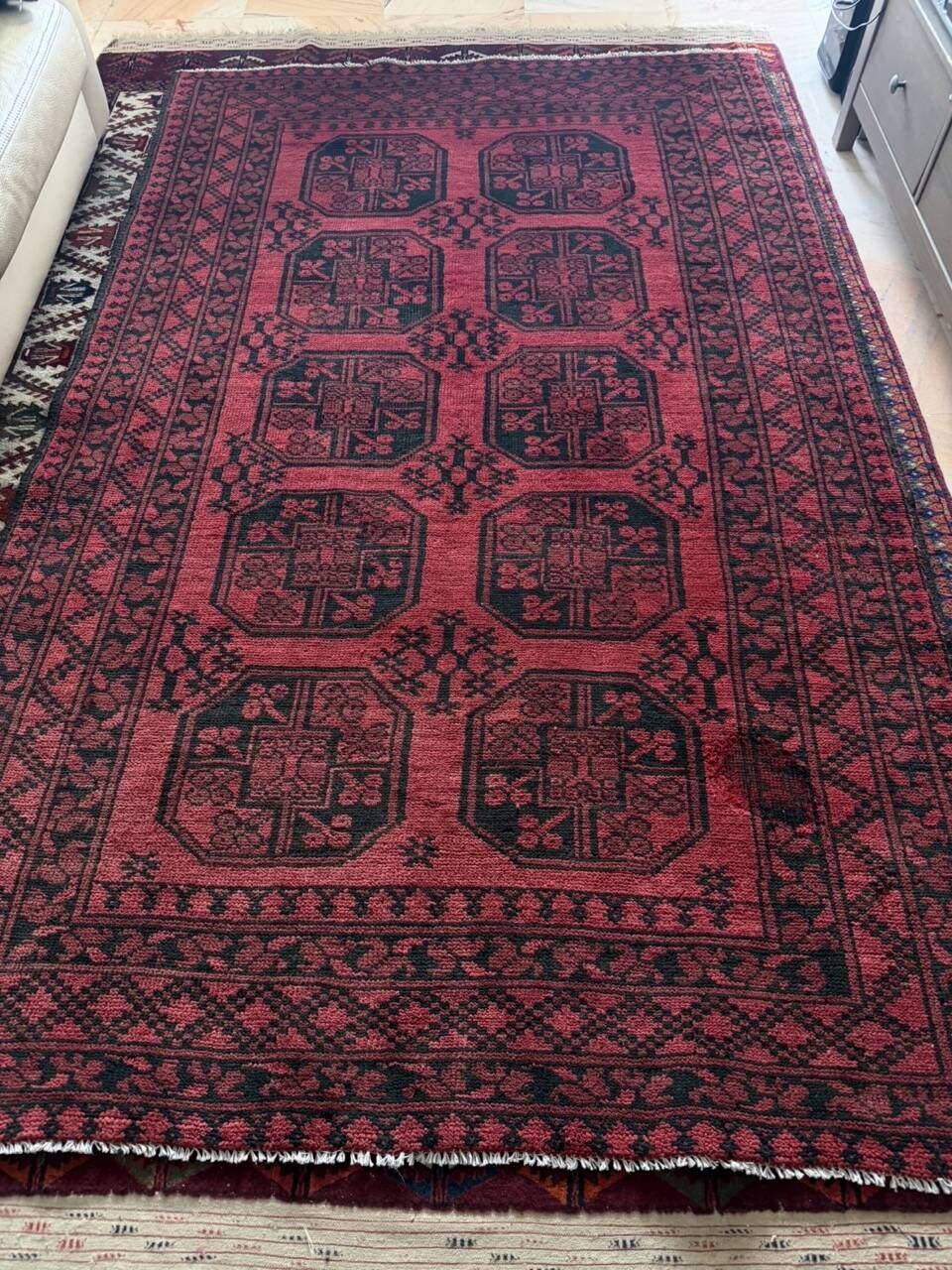 Bukhara carpet of Afghan origin, entirely hand-knotted. Dimensions: 254x154.