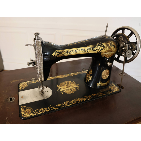 Ancienne machine à coudre Singer à pédale, fabrication anglaise Selency Ancienne machine à coudre Singer à pédale, fabrication anglaise Selency