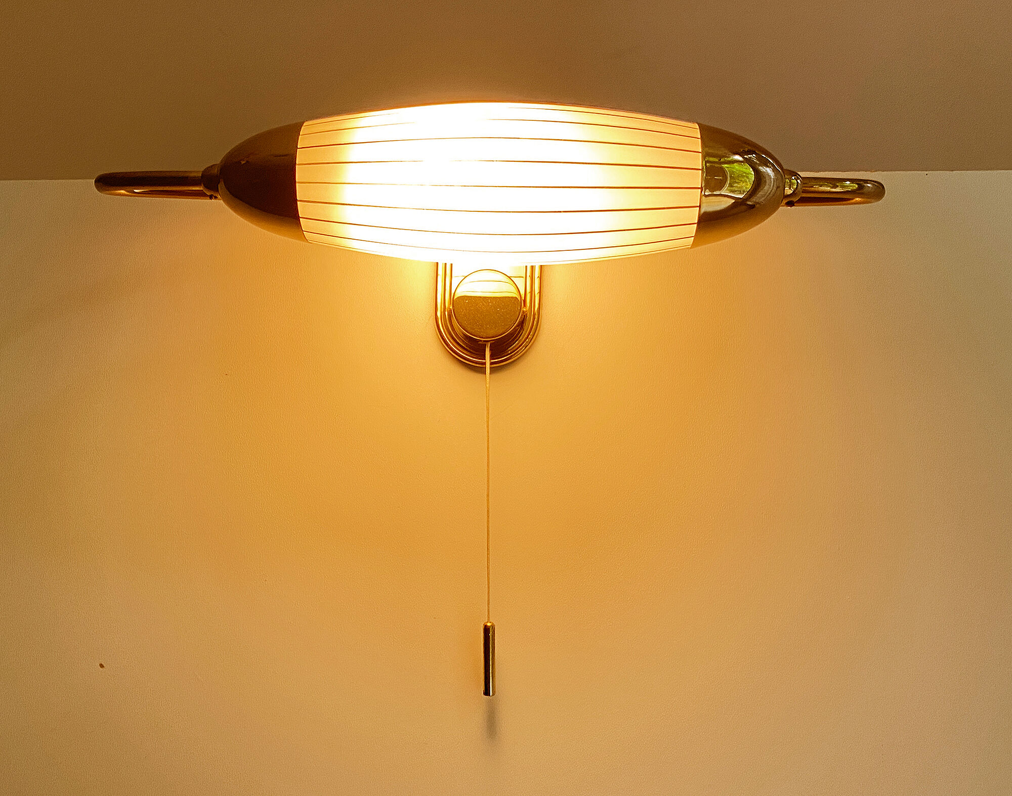 Applique art deco tete de lit, forme dirigeable, laiton opaline
