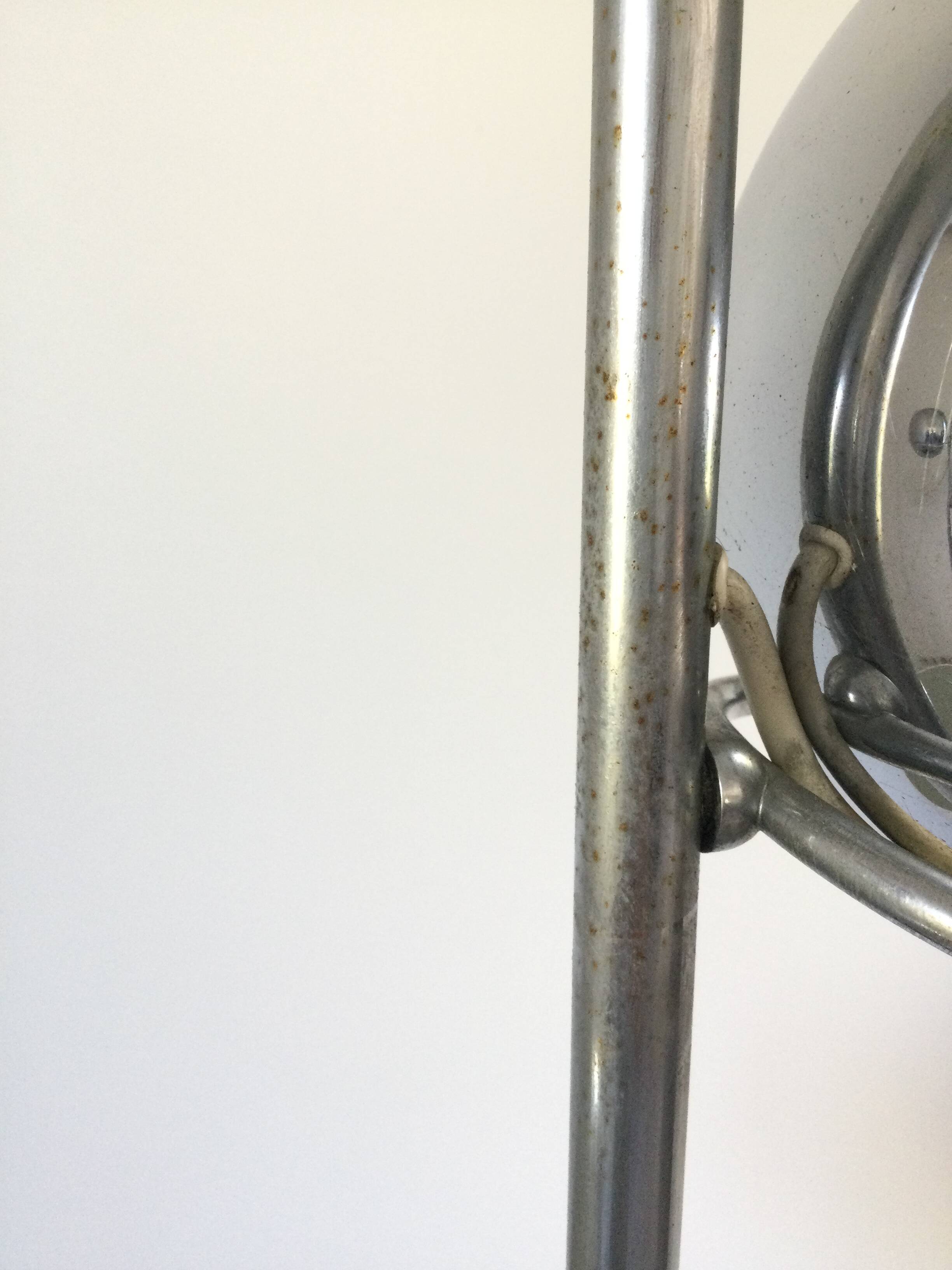 Eyeball floor lamp in chromed metal