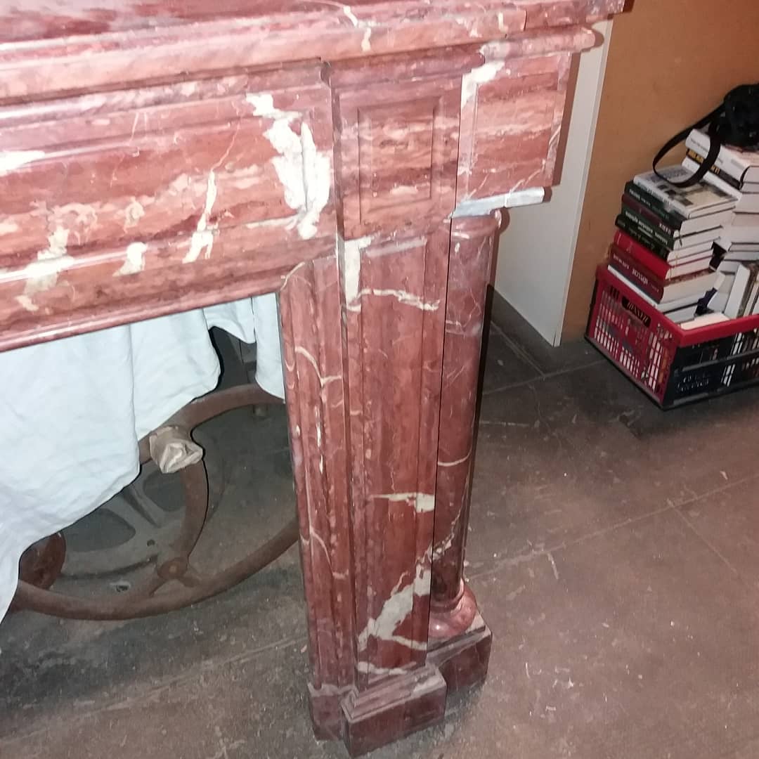 Fireplace columns in red marble of Languedoc and dating from the end of the XIX century
