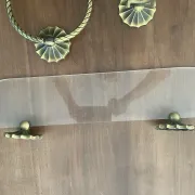 Étagère en lucite et laiton vintage avec ses patères