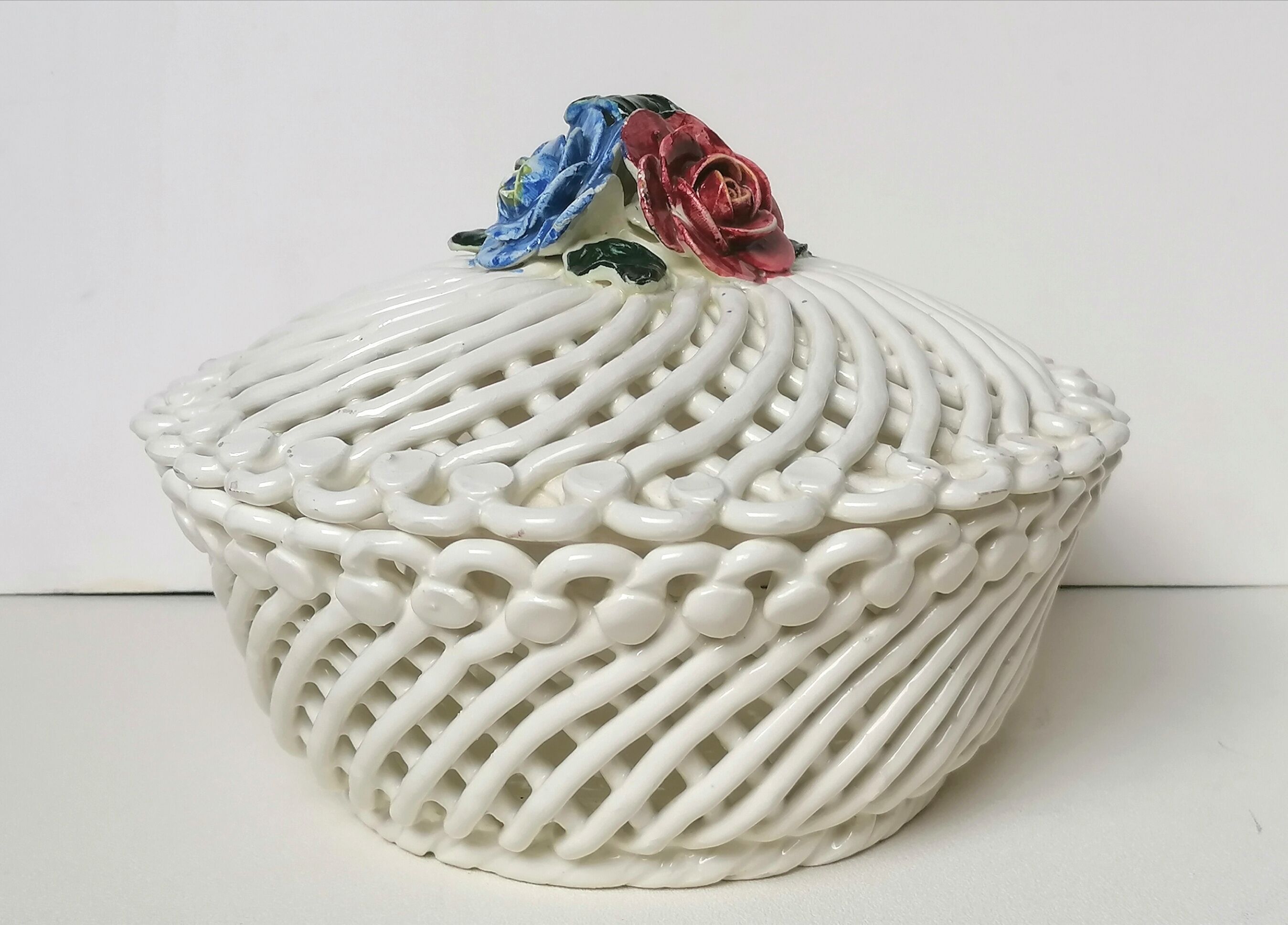 Corbeille en porcelaine tressée vintage