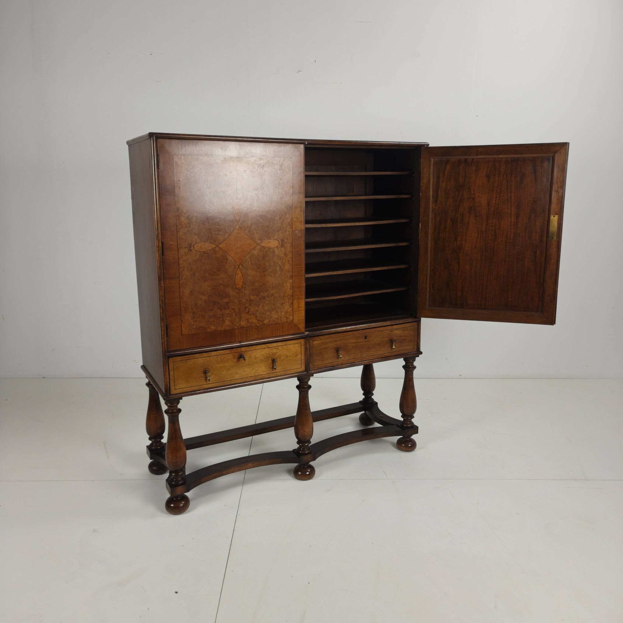 Cabinet de poste en chêne d'un presbytère belge, vers 1900-1920