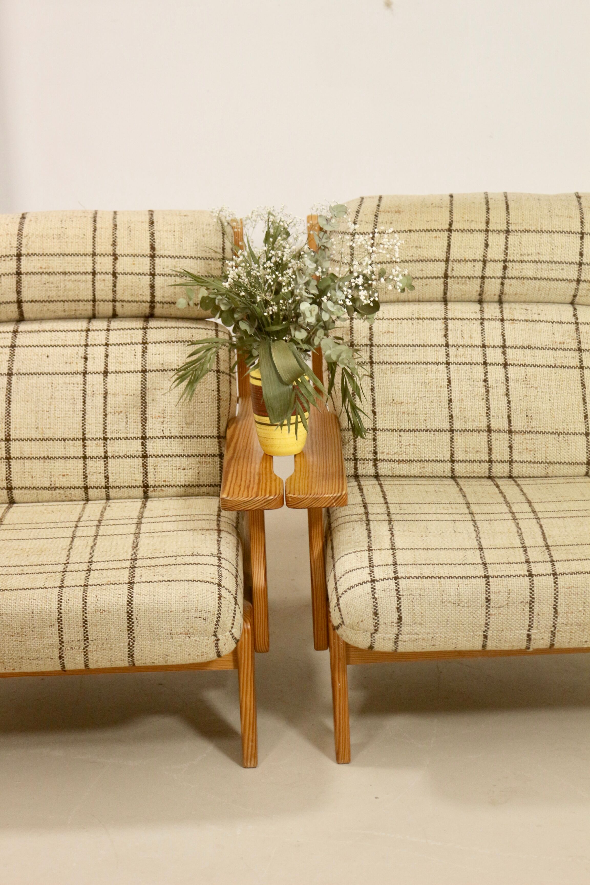 Sofa 2 places convertible into armchairs year 70-80 Solid pine.