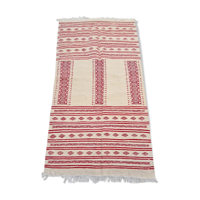 Tapis rouge et blanc à motifs éthniques traditionnel