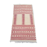 Tapis rouge et blanc à motifs éthniques traditionnel