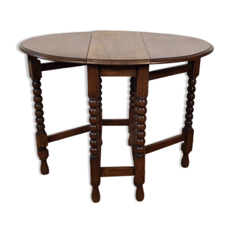 Drop leaf table with turned legs