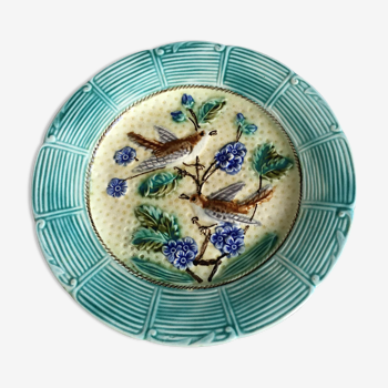 Assiette à dessert en barbotine fin XIX bordure turquoise décor oiseaux