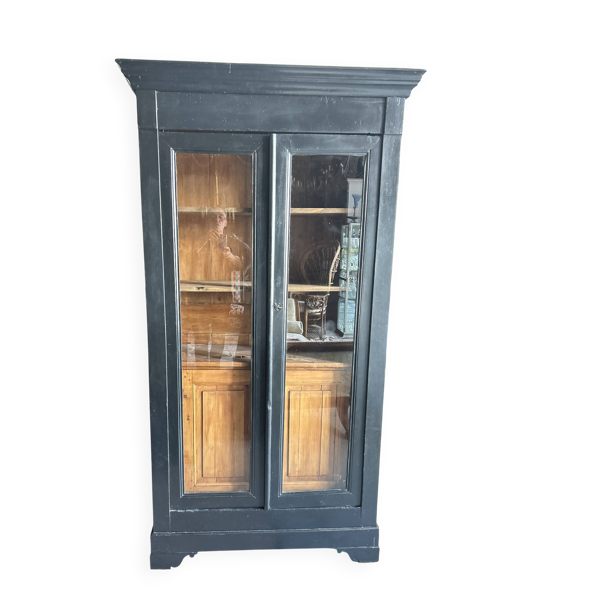 Armoire peinte en noir à deux portes vitrées avec buffet intérieur