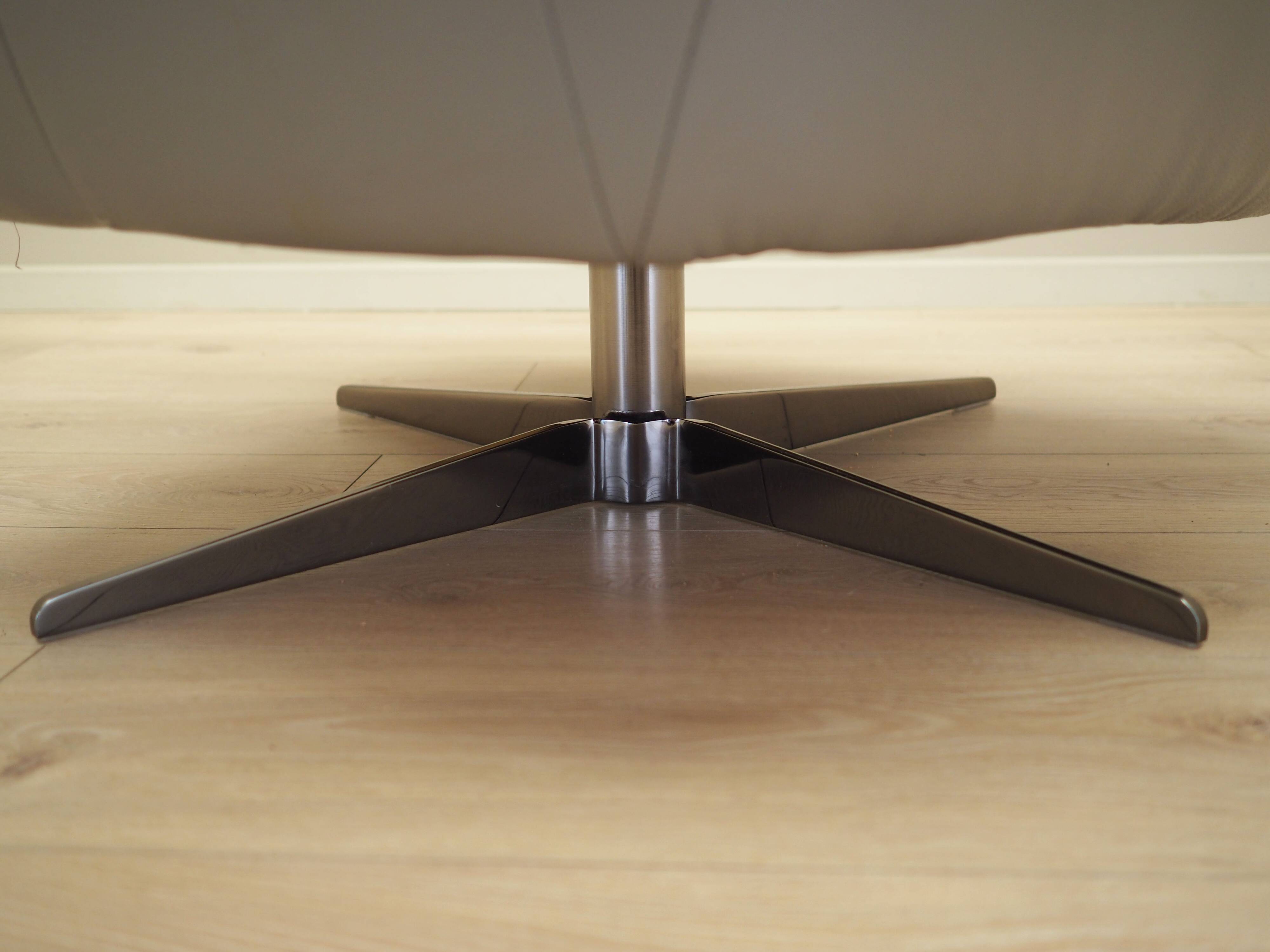 Leather swivel armchair, Italian design, 1990s, manufacture: Natuzzi