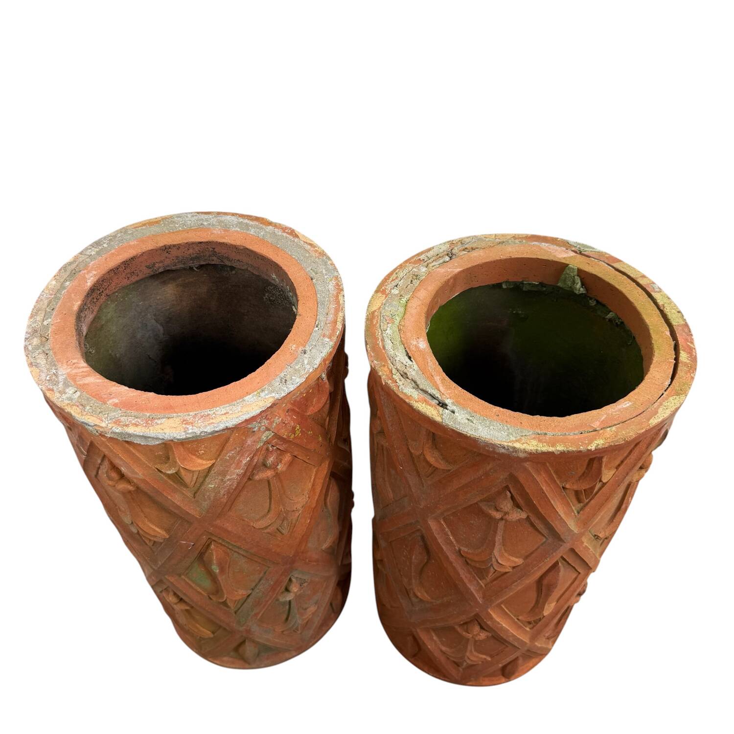 Paire de cheminées en terre cuite antiques françaises
