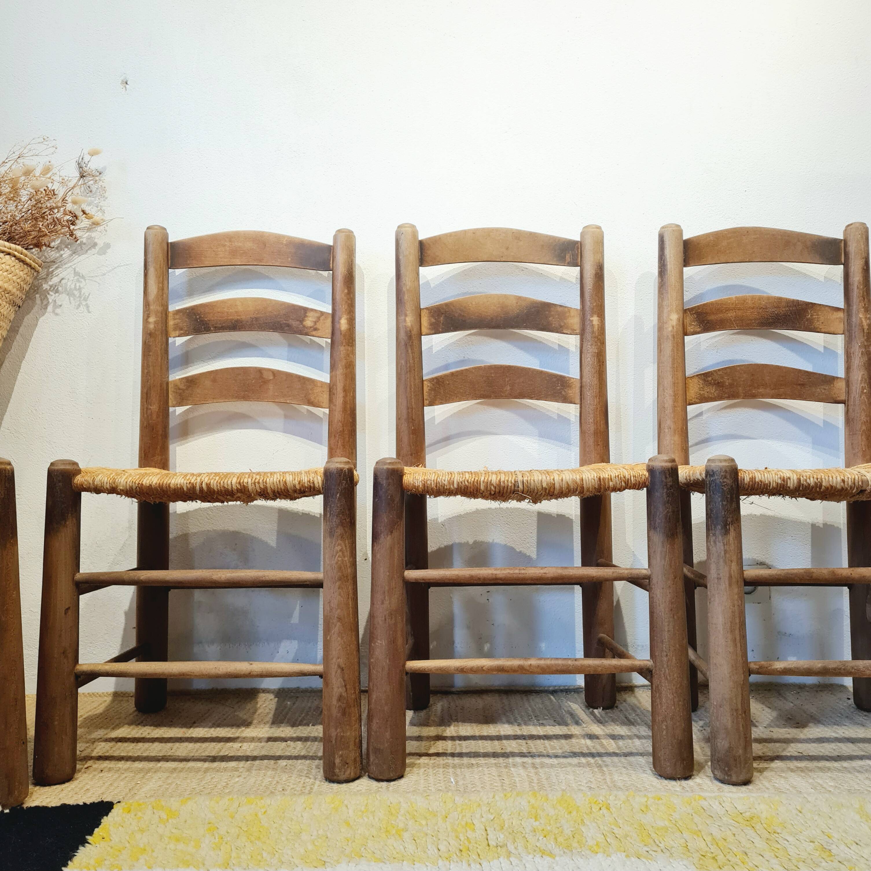 Chaises brutalistes en bois et paille de George Robert