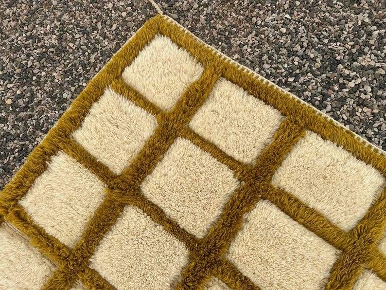 Very large Moroccan Berber rug in ecru and camel 400x300 cm with a grid pattern.
