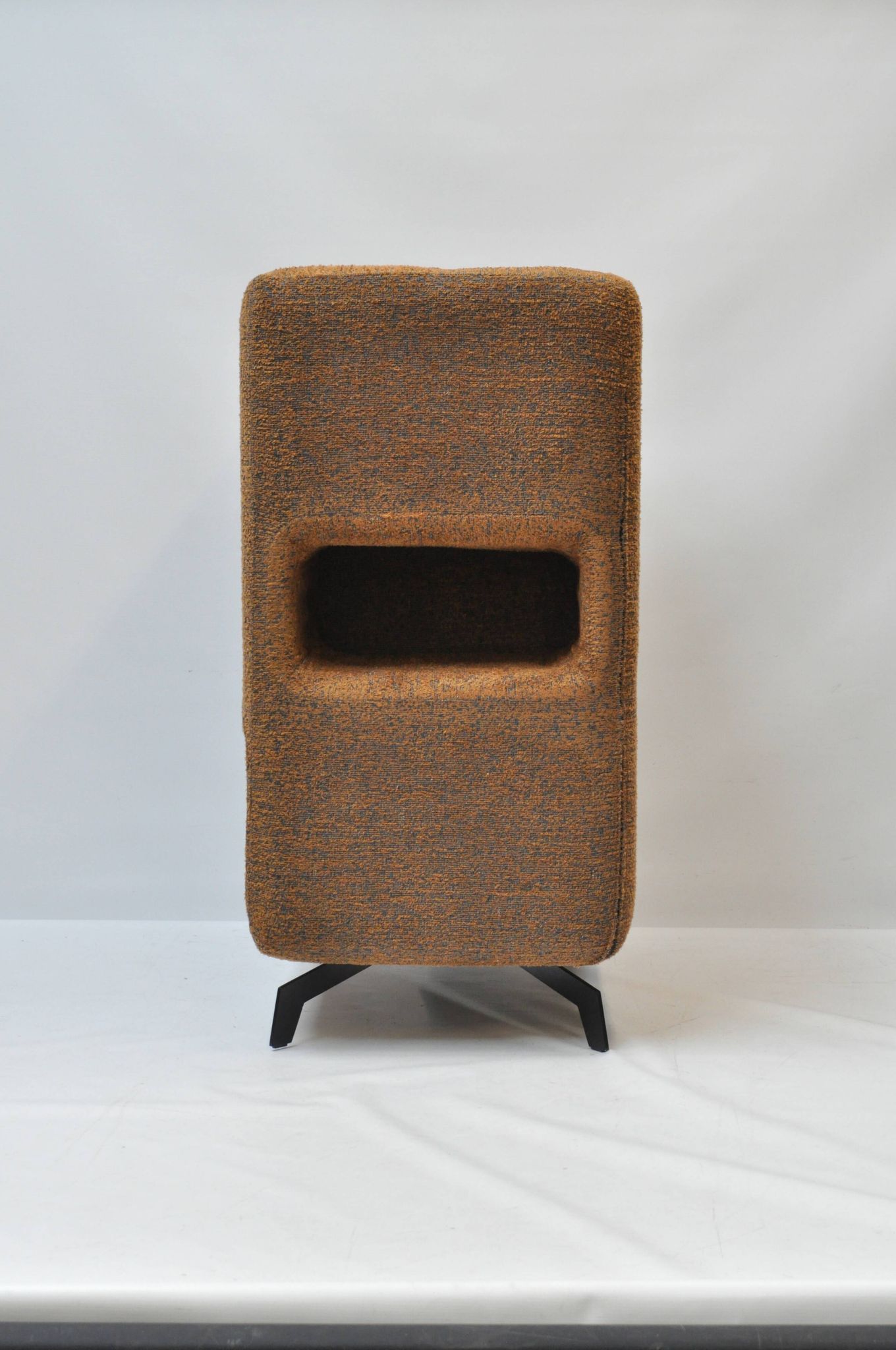 Cabinet — un objet de rangement sculptural fait à la main par Zachte Zaken.