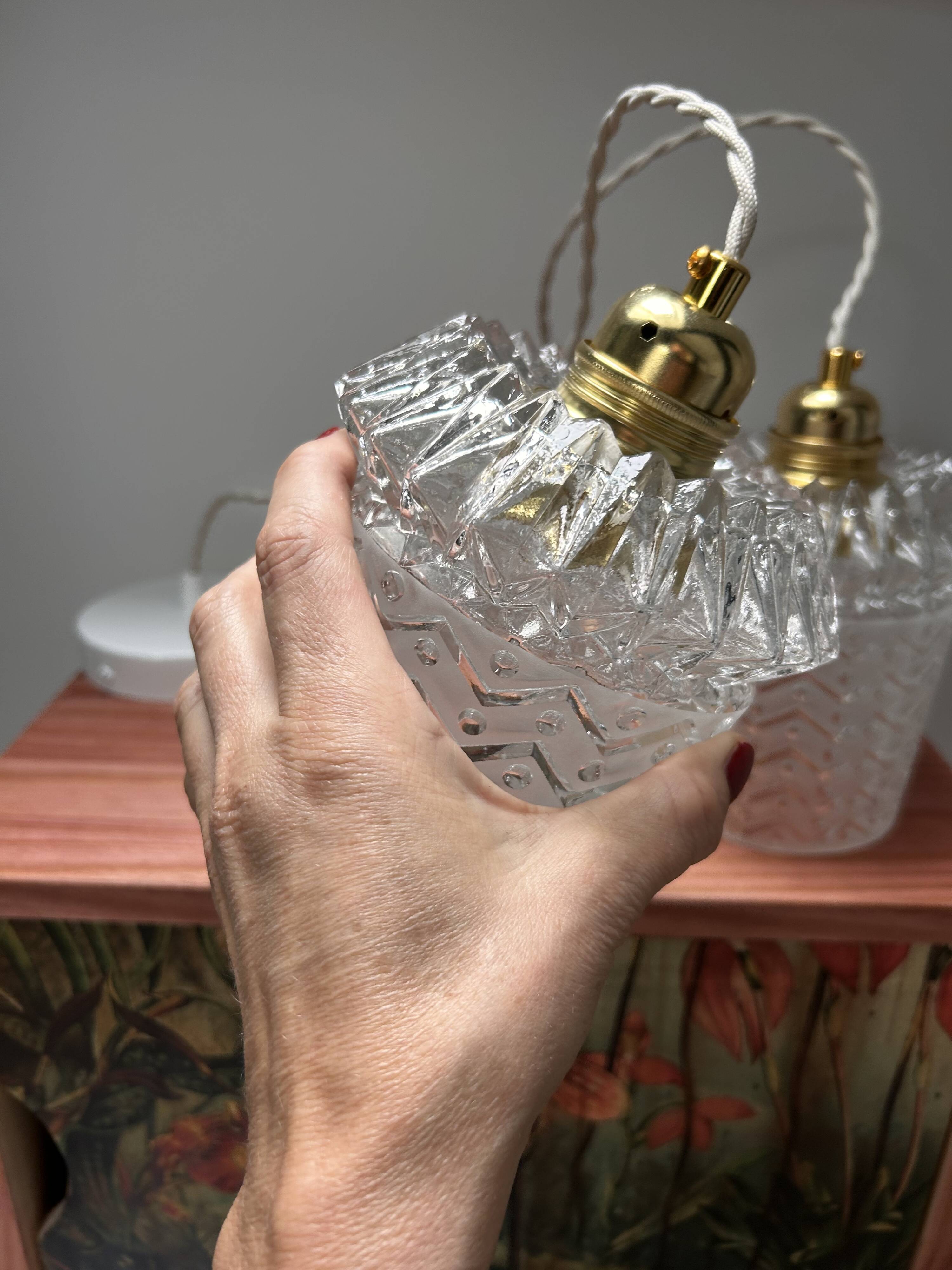 Paire de suspensions vintage en verre ciselé