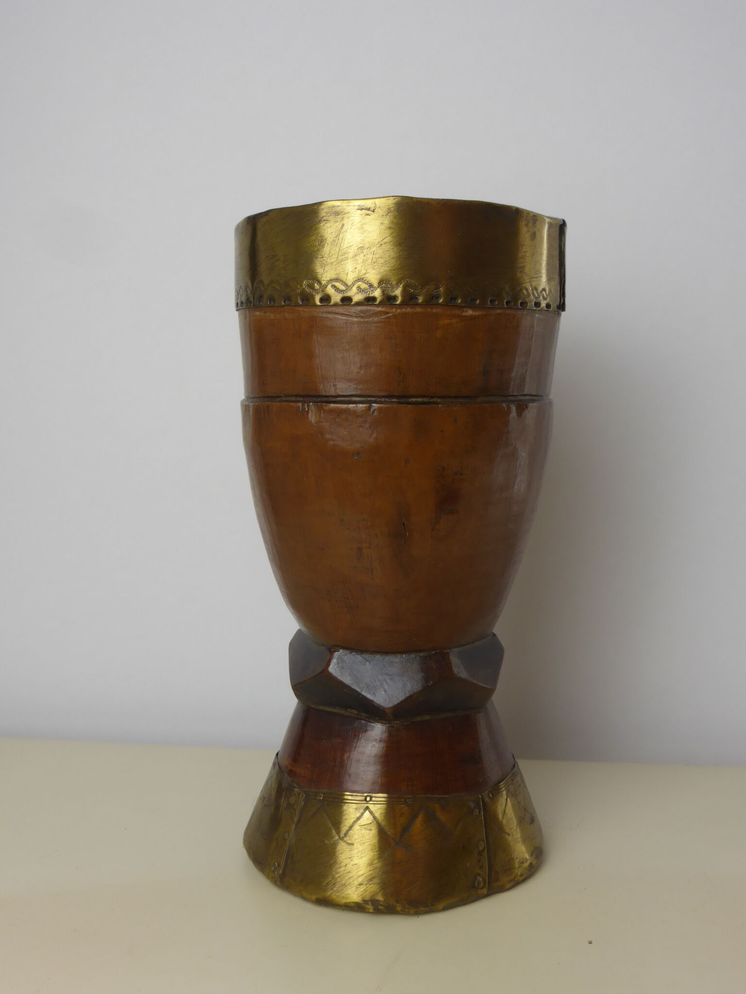 Mortier en bois sculpté orné de cerclages de laiton gravé de motifs stylisés-Bénin déb.20è